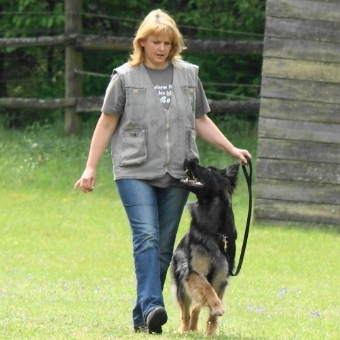 Hundetrainerin Kerstin Stiller mit Schäferhündin Boa bei der Begleithundeprüfung.